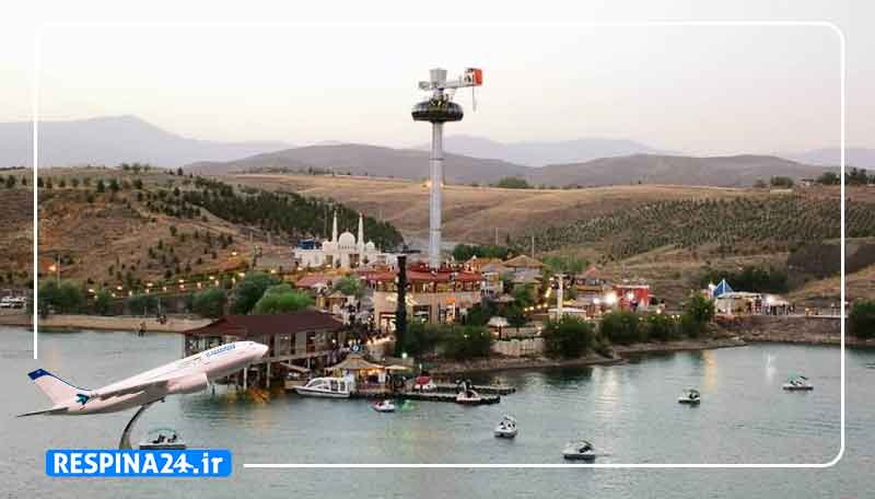 چالیدره با یک هواپیما در حال پرواز کوچک گوشه تصویر